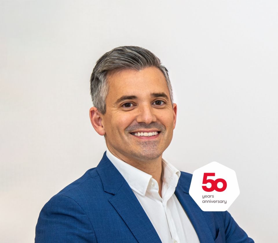 Portret van Carlos Lorenzo, Managing Director, EOS Spanje, die voor een heldere achtergrond staat. 