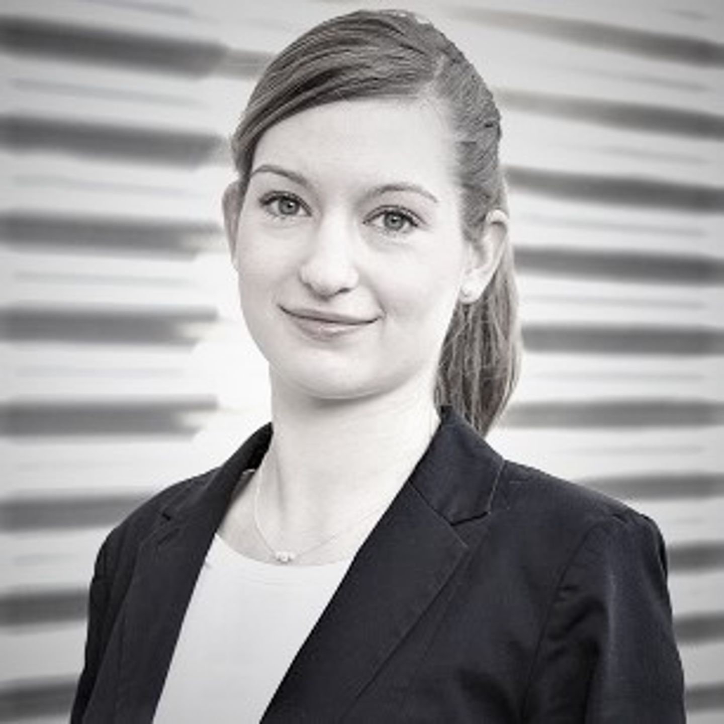 Portrait de l’experte Anja Koerber, responsable de l’intelligence artificielle et de l’automatisation au sein du groupe Otto, avec une tresse et un blazer.