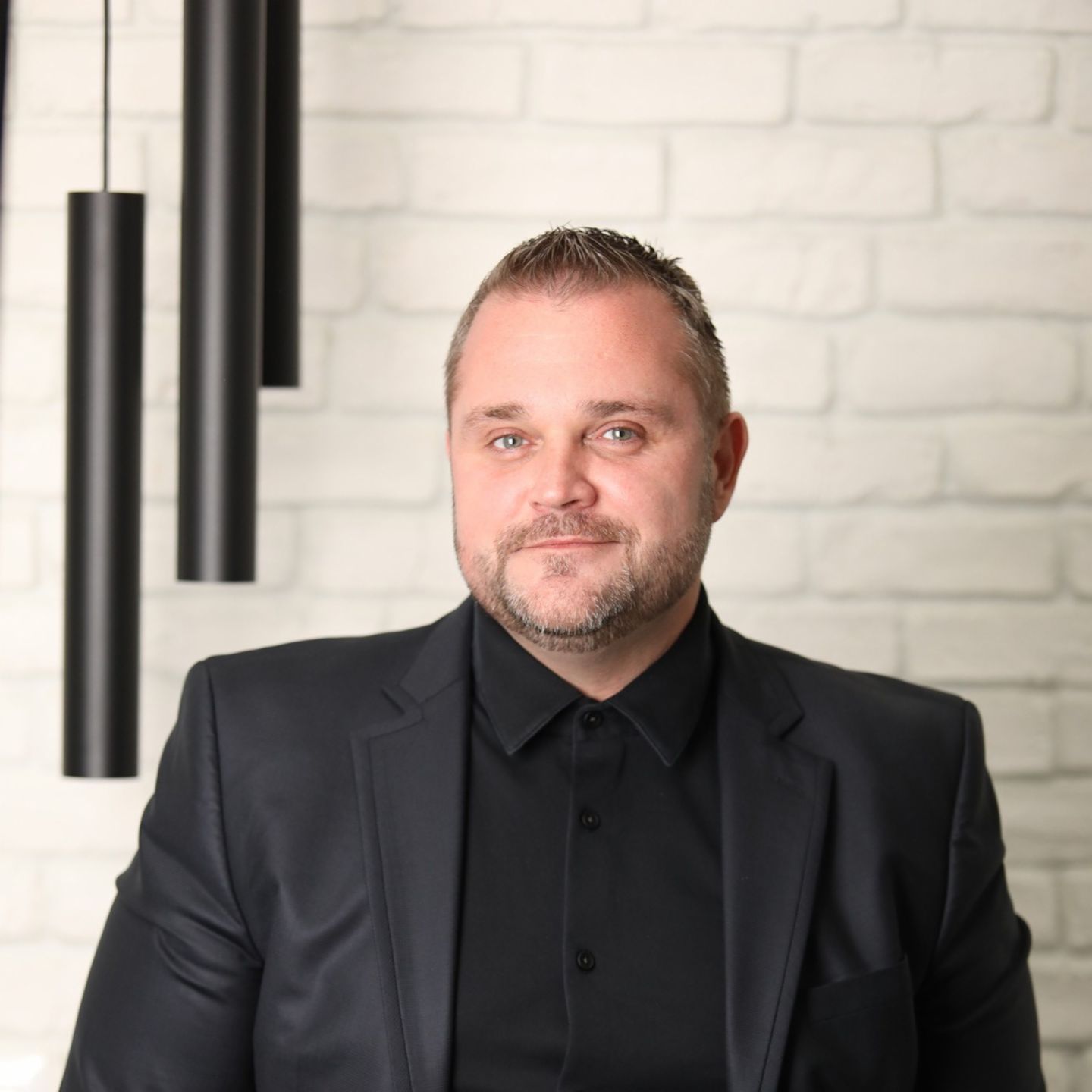 L'image montre Emil Krastev, directeur général adjoint chez EOS en Bulgarie.