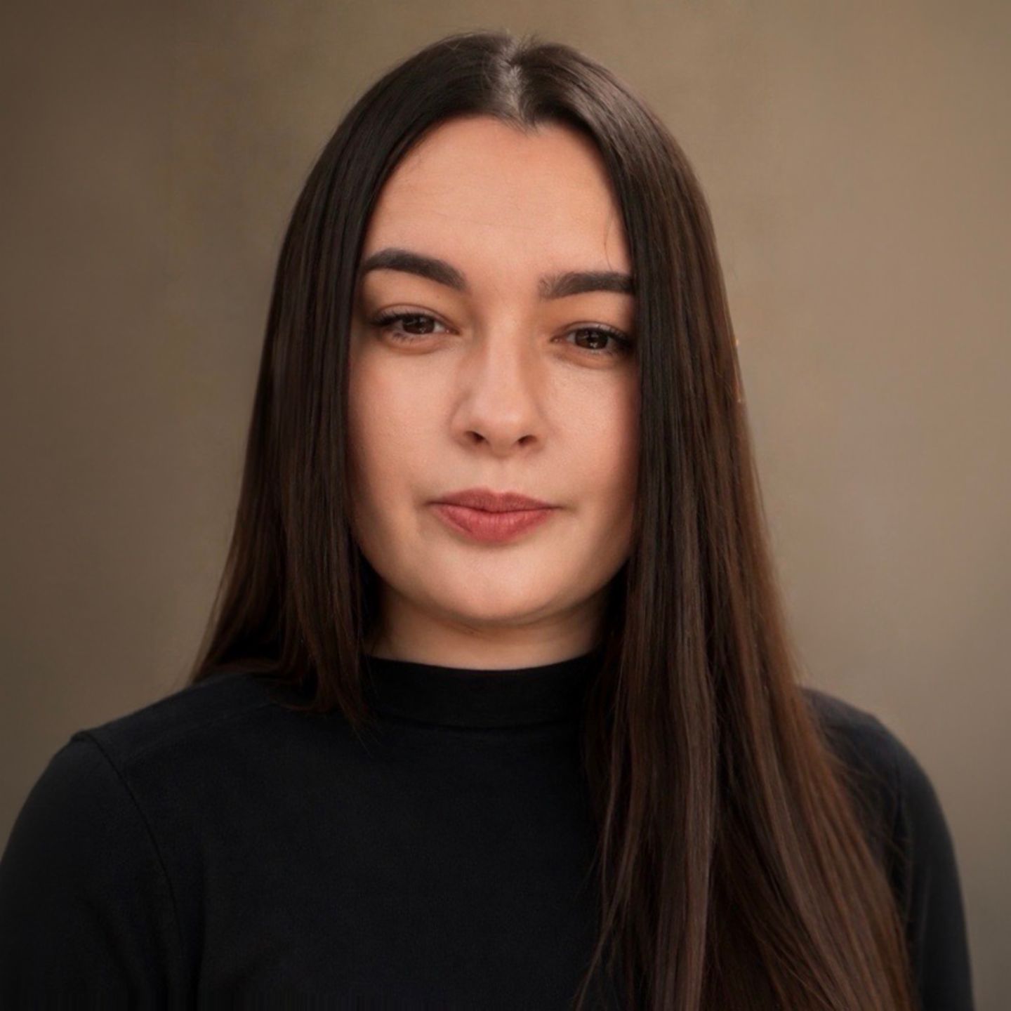 Daniela Moaca, Senior Manager IT bij EOS Romania, portretfoto in een donkere coltrui.