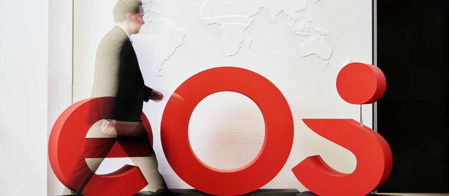 Dit is het nieuwe merk EOS: het nieuwe logo siert de lobby van het EOS-hoofdkantoor.