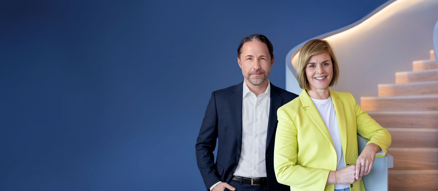 L’image montre Marwin Ramcke, CEO du Groupe EOS, et la Dr Eva Griewel, CFO du Groupe EOS, ensemble.
