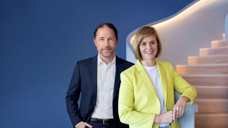 L’image montre Marwin Ramcke, CEO du Groupe EOS, et la Dr Eva Griewel, CFO du Groupe EOS, ensemble.