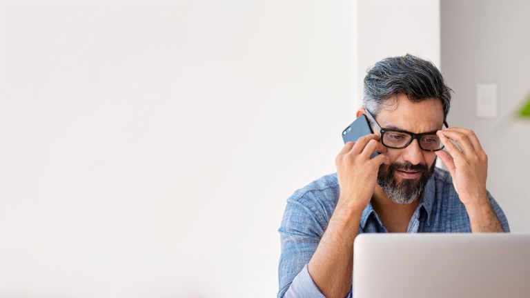 Man belt EOS klantenservice – persoonlijk advies over openstaande schulden
