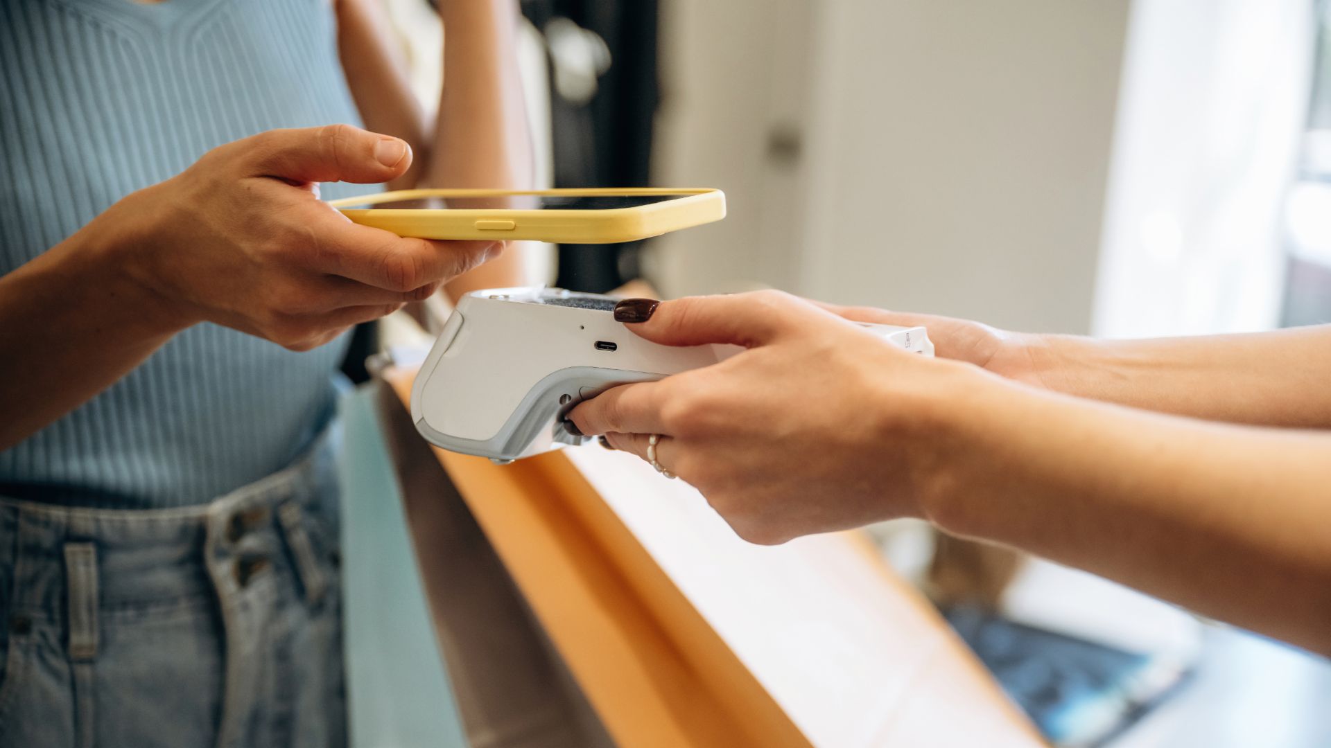 Handen die een smartphone vasthouden die wordt gescand.