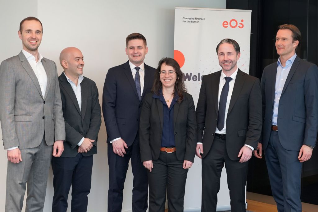 Vertegenwoordigers van de IFC bezochten EOS in Hamburg om de samenwerking op de Poolse markt te vieren en de inzet voor duurzame investeringen te bevestigen (van links naar rechts: Borys Drajczyk, Chief Investment and Technology Officer bij EOS Polen, Marcos Gomez Sierra, Industry Specialist - Distressed Assets Investing bij IFC - International Finance Corporation, Dariusz Petynka, Managing Director EOS Polen, Ariane di Iorio, Global Head of Distressed Assets Investments bij IFC, Marwin Ramcke, CEO van de EOS Groep, Carsten Tidow, Managing Director van de EOS Groep, verantwoordelijk voor de regio Oost-Europa)