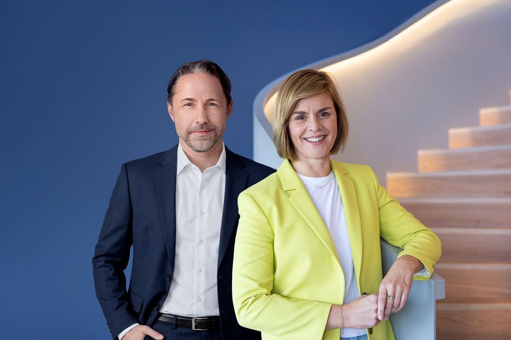 De afbeelding toont Marwin Ramcke, CEO van de EOS Groep, en Dr. Eva Griewel, CFO van de EOS Groep, samen.
