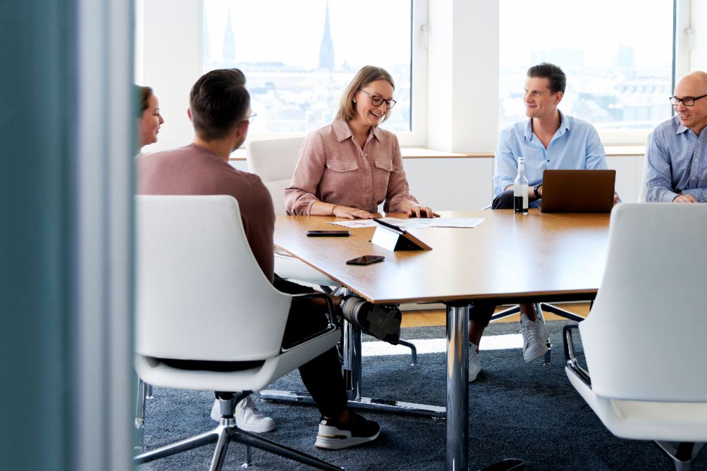 Groep EOS-medewerkers in vergadering