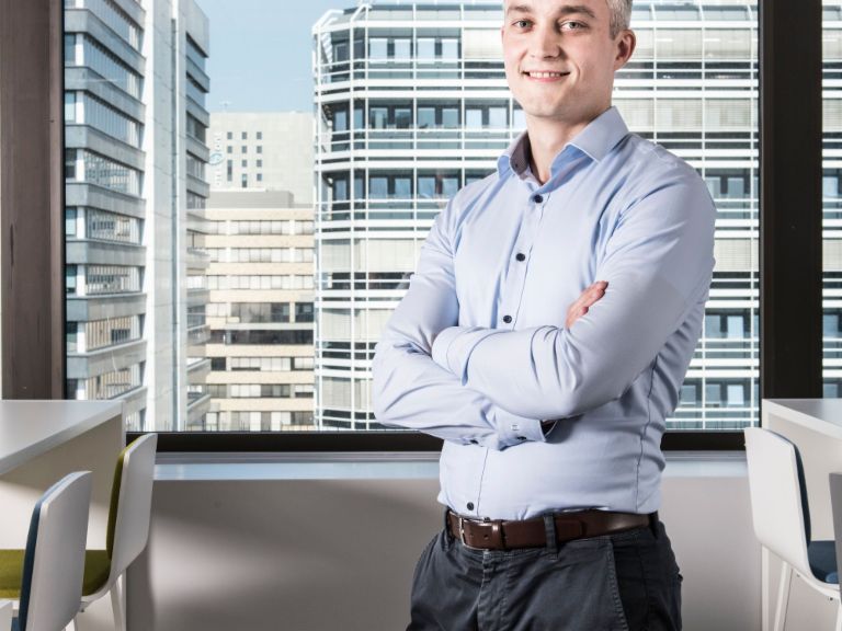 Andreas Dix van het EOS Data Science Team, zit in een kantoor voor het raam