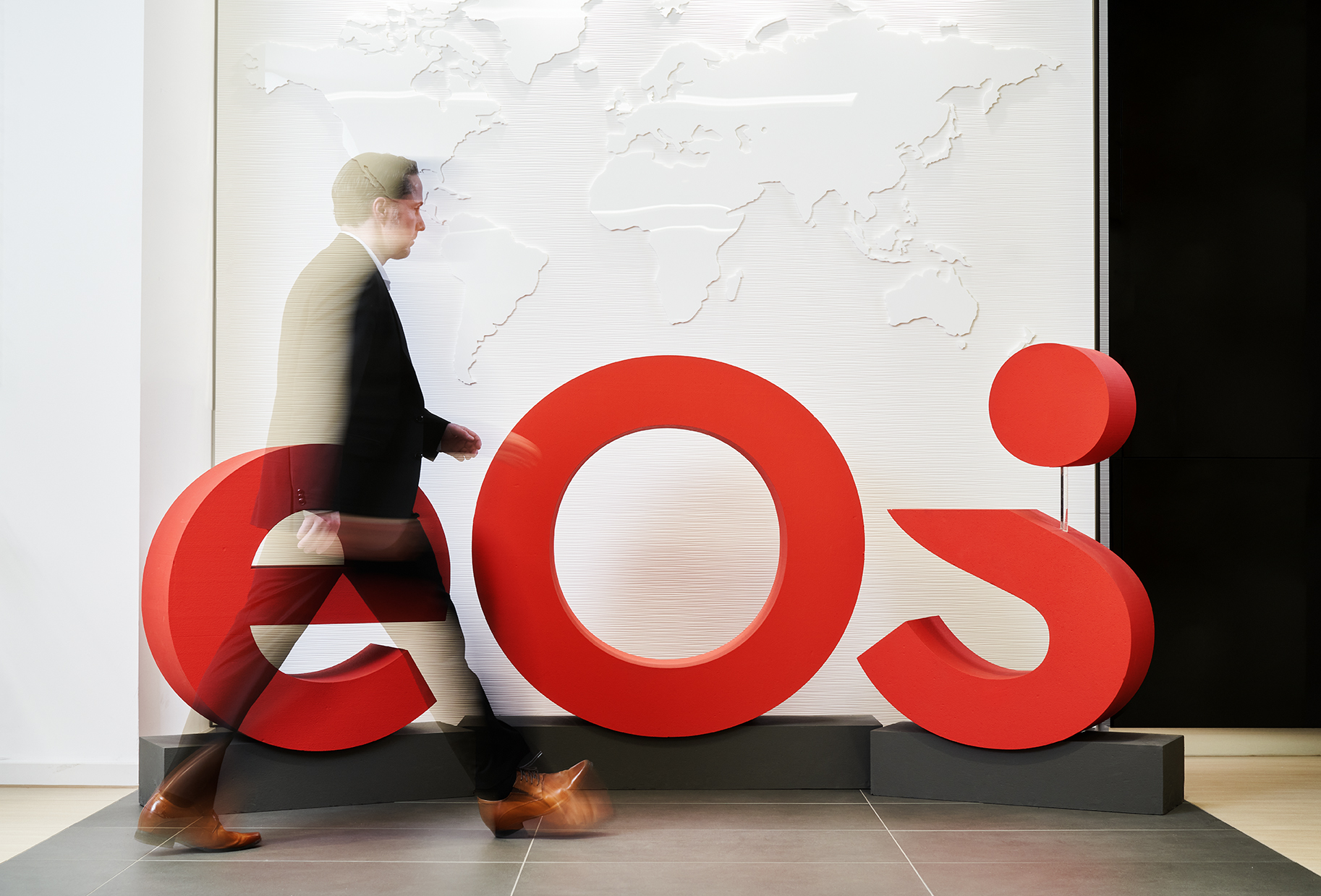 Dit is het nieuwe merk EOS: het nieuwe logo siert de lobby van het EOS-hoofdkantoor.