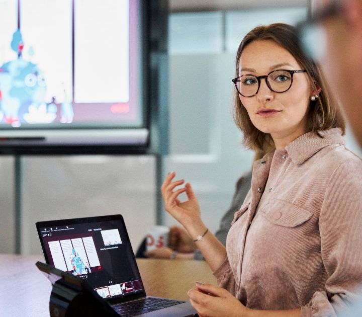 EOS-medewerker presenteert een onderwerp aan klanten