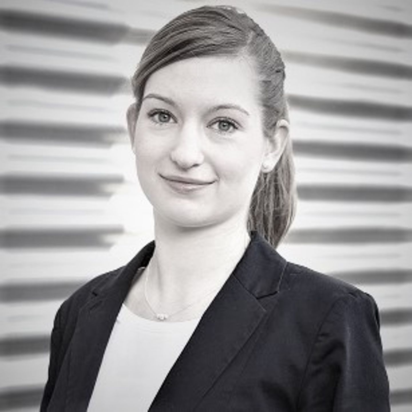 Portret van de expert Anja Koerber, Head of Artificial Intelligence & Automation van de Otto-Groep, met een vlecht en blazer.