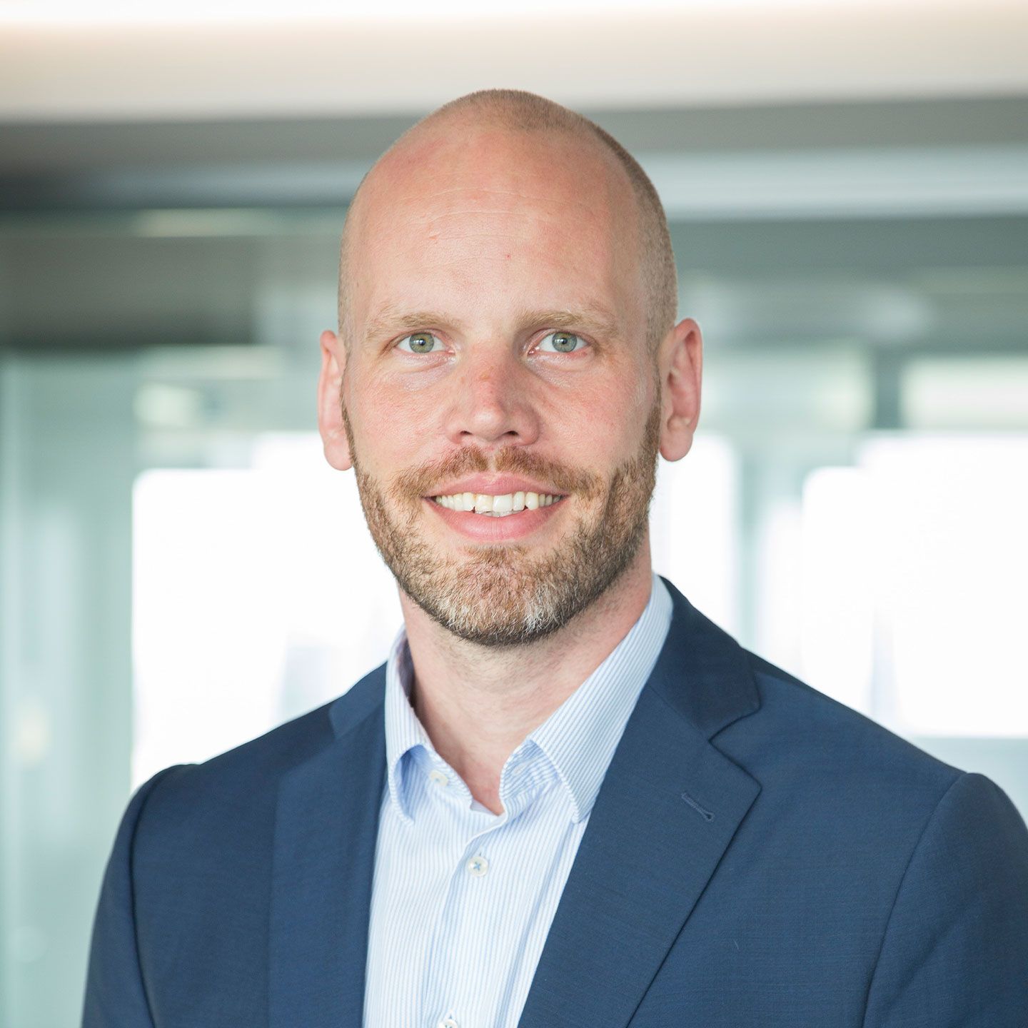 "Welke uitdagingen kunnen we u helpen te overwinnen?" vraagt Karel Smerak, NPL-directeur bij EOS. Karel Smerak, NPL Director at EOS
