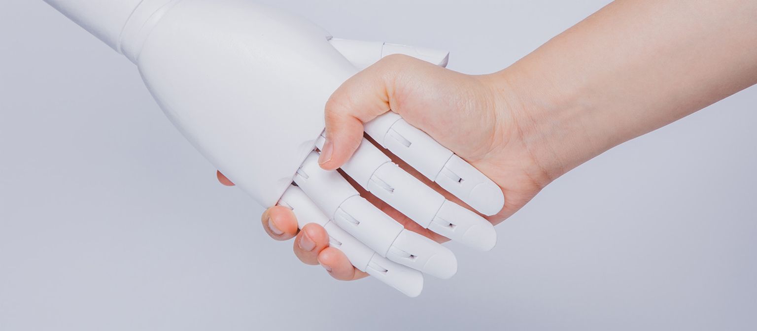 Chatbots in incassodienst: Robot en mens schudden elkaar de hand.