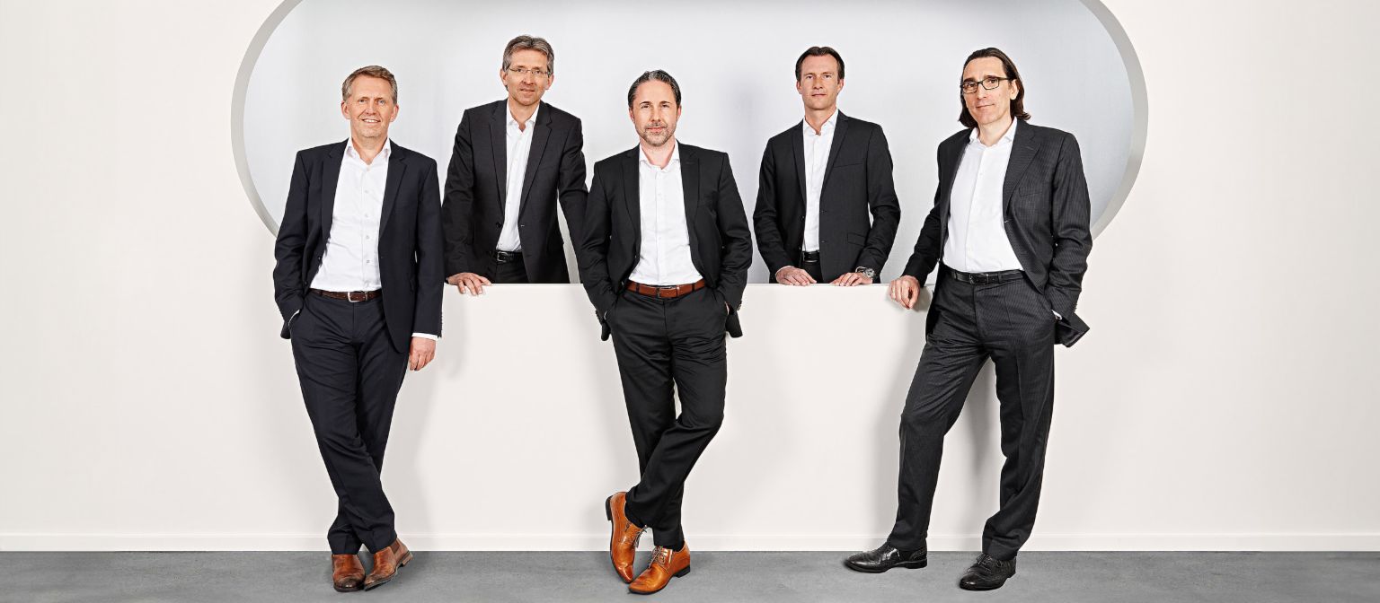 De Raad van Bestuur van EOS in een groepsfoto, van links naar rechts: Andreas Kropp (Duitsland), Justus Hecking-Veltman (CFO), Marwin Ramcke (CEO), Carsten Tidow (Oost-Europa) en Dr. Andreas Witzig (West-Europa).