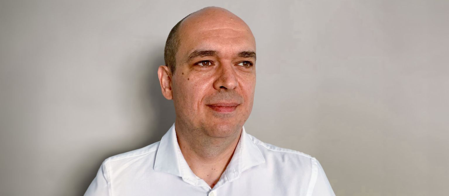 Dit is een gezichtsfoto van Cristian Musat, Managing Director EOS International BVG, en de ‘hersenen’ achter het Kollecto+ project.