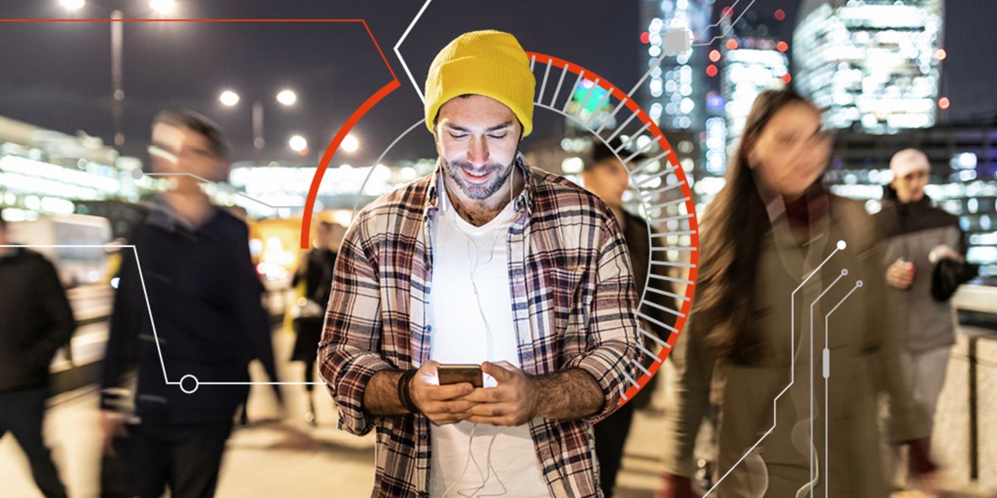 Smartphonegebruikers in de grote stad: gegevens zijn een centrale economische asset geworden.