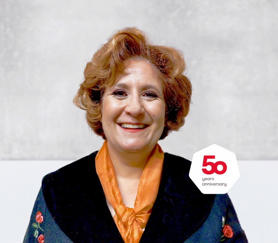 Portrait de Patrizia Christen, spécialiste en recouvrement, EOS Suisse, sur fond clair