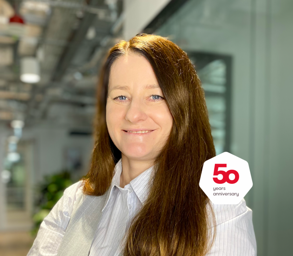 Portrait d’Agnieszka Chromińska, directrice du service créances non garanties, EOS Pologne, dans un environnement de bureau
