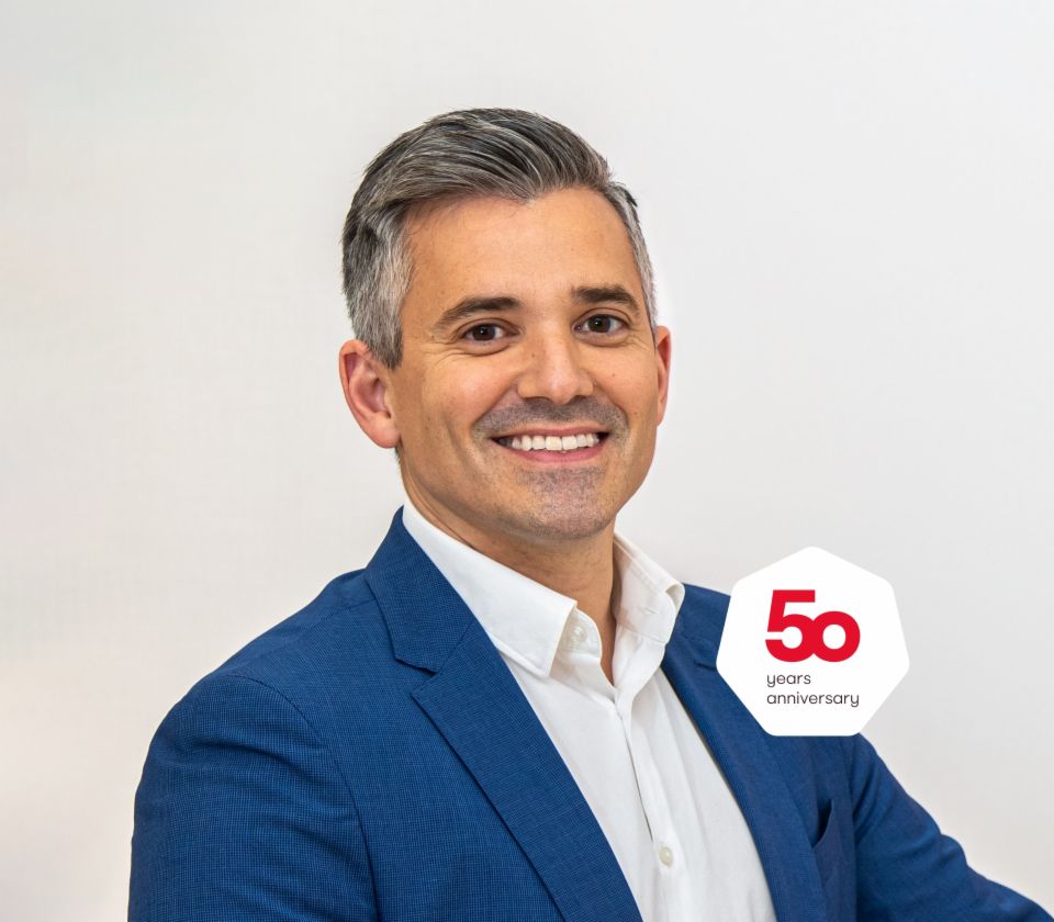 Portrait de Carlos Lorenzo, directeur général d’EOS Espagne, sur fond clair 