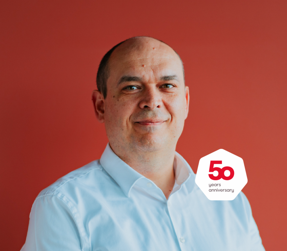 Portrait de Cristian Musat, directeur général d’EOS Technology Solutions, sur fond rouge