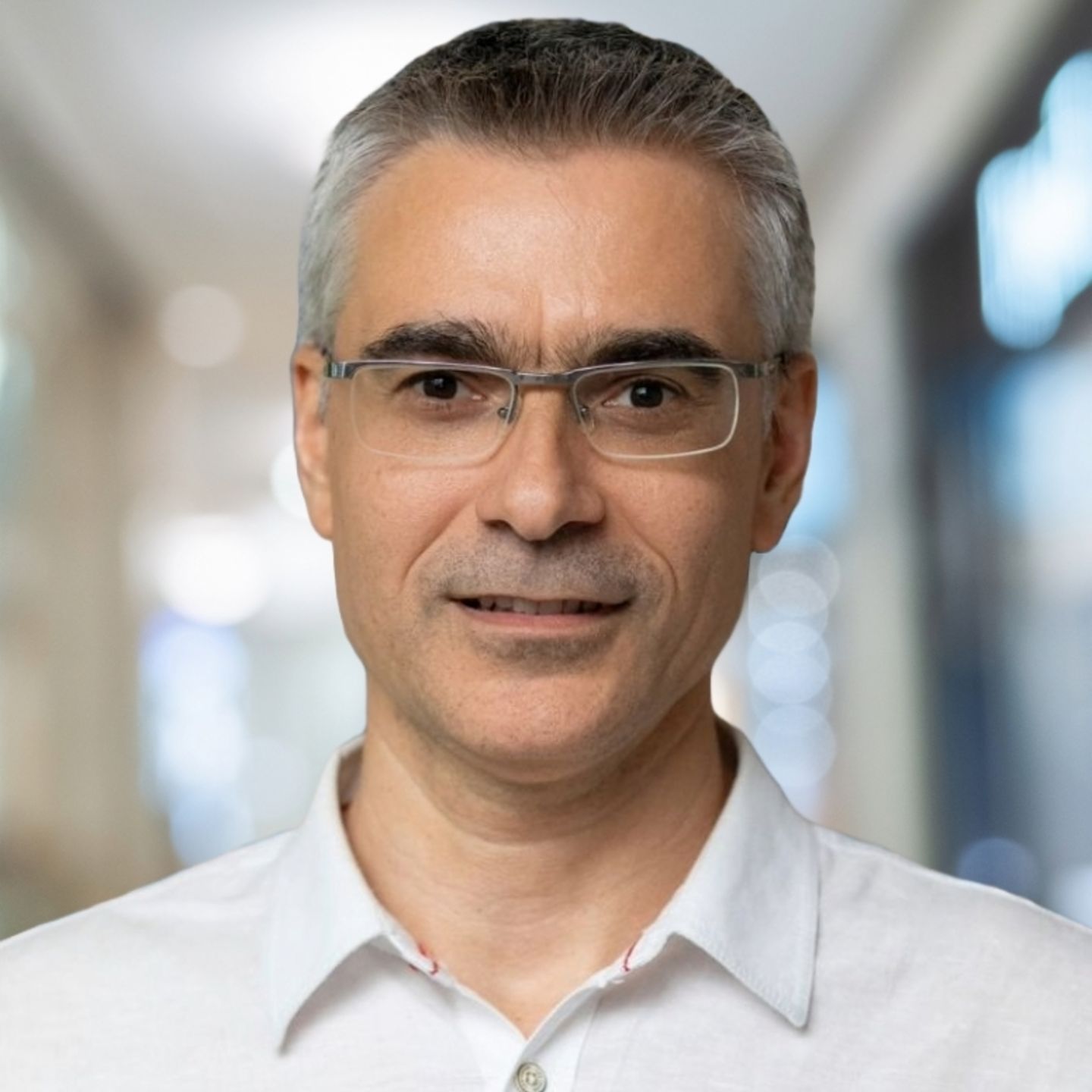 L'image présente un portrait du partenaire de conversation Dobrin Mirevski, directeur digital chez EOS Bulgarie.