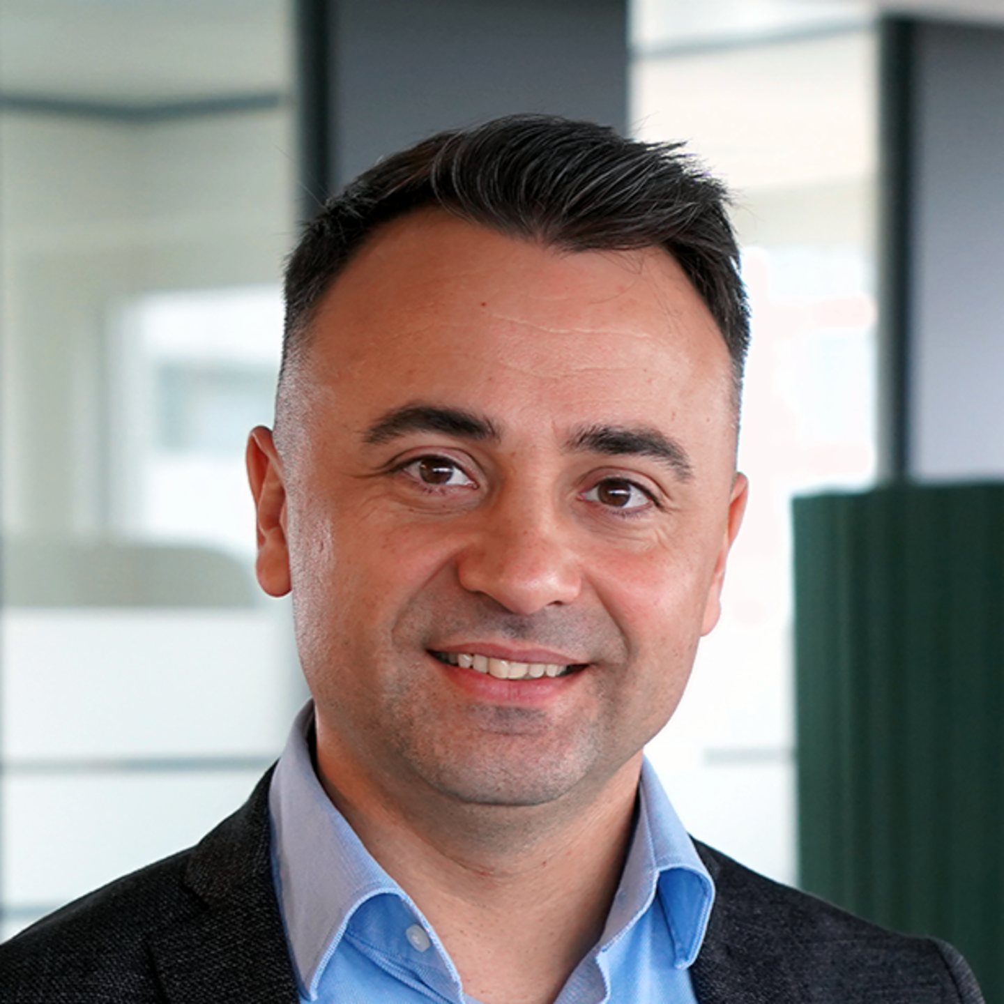 L'image montre un portrait du partenaire de conversation Paul Baltag, Responsable de la Transformation Digitale chez EOS Roumanie.