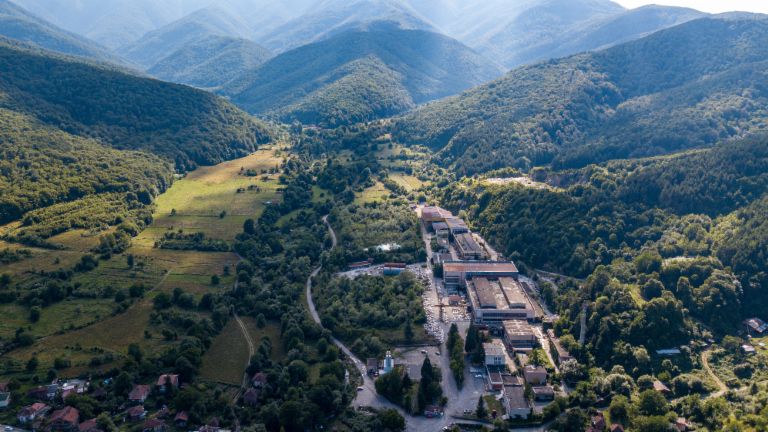 Gestion des créances : L'image montre une vue aérienne de l'usine de marbre de Berkovitsa, entourée de nombreux arbres dans une vallée. Grâce à l'engagement d'EOS, l'entreprise traditionnelle a été préservée.