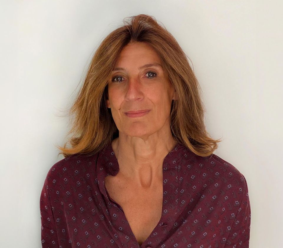 Nathalie Lameyre, Managing Director EOS Frankrijk Portret van Nathalie Lameyre die in een heldere ruimte staat.